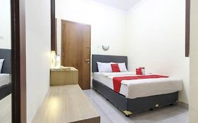 RedDoorz Plus near Stadion Mandala Krida